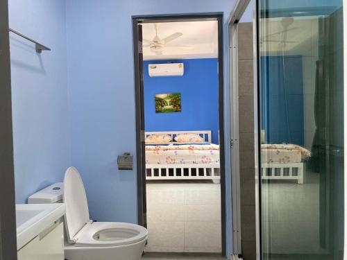 芭達雅中心的住宿－south pattaya,5BR modern villa，蓝色的浴室设有卫生间和淋浴。