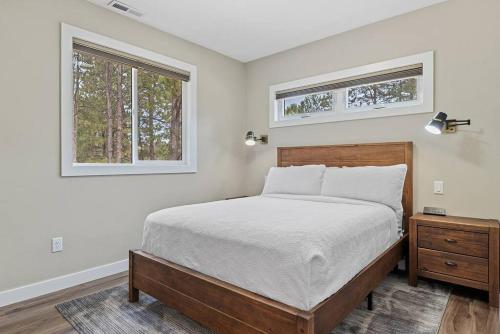 1 dormitorio blanco con 1 cama y 2 ventanas en Camp Bluebird, en Custer