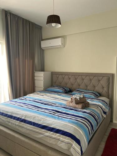 Ένα ή περισσότερα κρεβάτια σε δωμάτιο στο Cozy Apartment by the sea