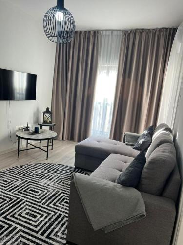 un soggiorno con divano e tavolo di Cozy Apartment by the sea a Limassol