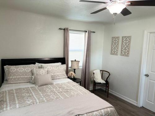 a bedroom with a bed and a ceiling fan at Casita Mariposa Verde in Sanger