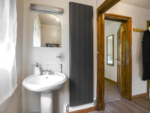 HighleyにあるPine Lodge - Uk46679のバスルーム(白い洗面台、鏡付)