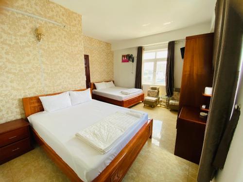 - une chambre avec un grand lit et une fenêtre dans l'établissement Nhat Hoang Hotel, à Hô-Chi-Minh-Ville