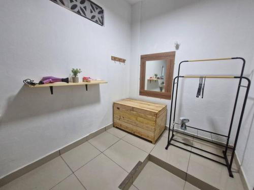 Dieses weiße Zimmer verfügt über ein Regal und einen Spiegel. in der Unterkunft 8 Beach Suite w/pool by Madrigera in La Libertad