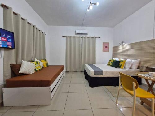 Zimmer mit 2 Betten, einem Tisch und einem TV in der Unterkunft 8 Beach Suite w/pool by Madrigera in La Libertad