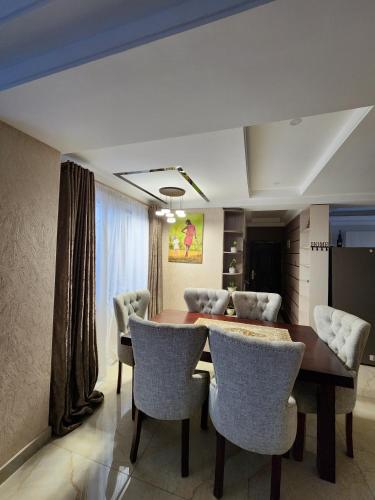 uma sala de jantar com mesa e cadeiras em Vesta Garden Apartment em Nairobi