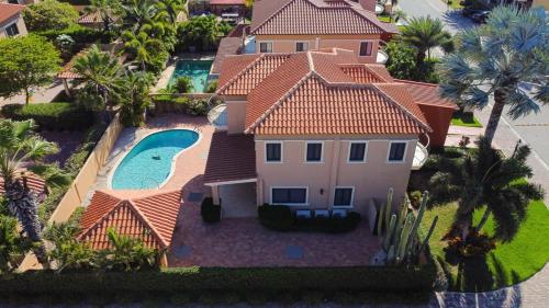 Blick auf Splendid 3 bedroom house with beauttiful pool aus der Vogelperspektive