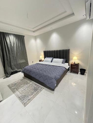 a bedroom with a large bed in a room at بردايس هاوس ( A ) في جدة المروة in Jeddah
