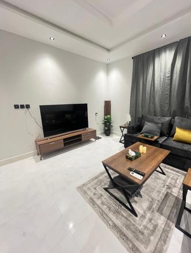 a living room with a couch and a tv at بردايس هاوس ( A ) في جدة المروة in Jeddah