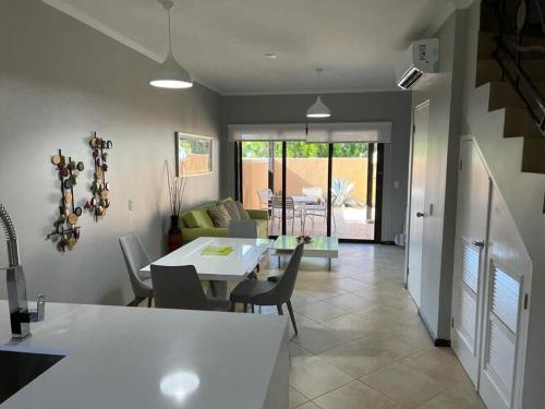 cocina y comedor con mesa y sillas en Special house in gold coast with private jacuzzi en Palm-Eagle Beach