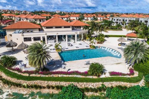 einen Luftblick auf eine Villa mit einem Pool in der Unterkunft Special house in gold coast with private jacuzzi in Palm-Eagle Beach