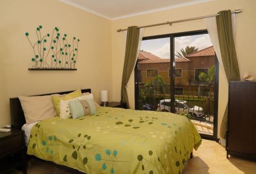 ein Schlafzimmer mit einem Bett und einer Glasschiebetür in der Unterkunft Spectacular house in gold coast in Palm-Eagle Beach