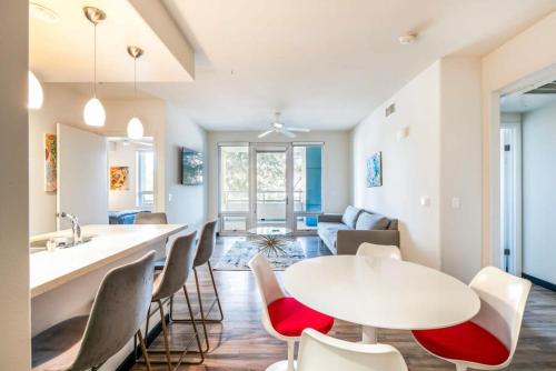 ロサンゼルスにある2BR Modern Luxury Condo WeHoのキッチン、リビングルーム(白いテーブル、椅子付)