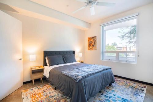 um quarto com uma cama e uma grande janela em 2BR Modern Luxury Condo WeHo em Los Angeles