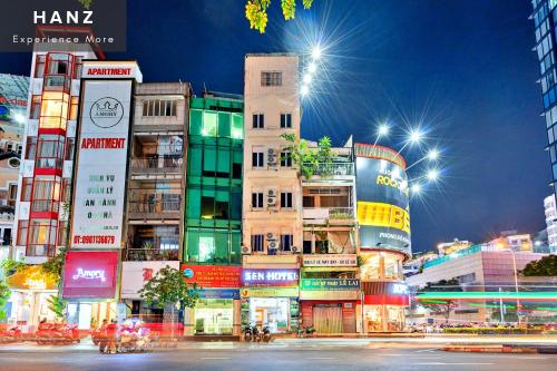 un grupo de edificios en una ciudad por la noche en HANZ SEN Hotel Ben Thanh, en Ho Chi Minh