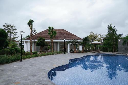 順化的住宿－Jade Hill Villa，房屋前的游泳池