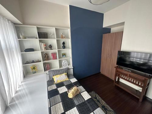 Giường trong phòng chung tại Single Bedroom with private toilet and bath