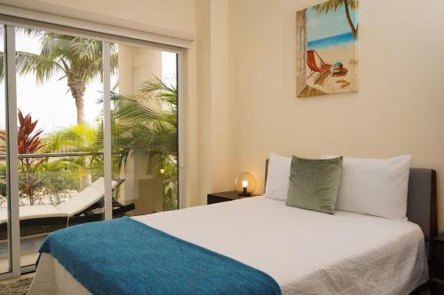 Tempat tidur dalam kamar di Spectacular apartment in levent eagle beach
