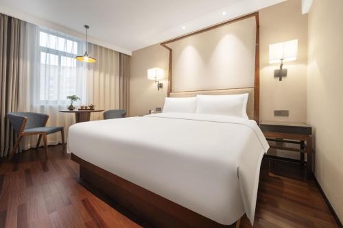 Una cama o camas en una habitación de SSAW Hotel Chongqing Great World Jiefangbei