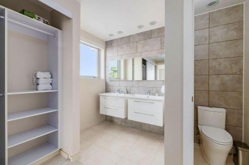 Vonios kambarys apgyvendinimo įstaigoje Luxurious beachfront apartment in O condominiums