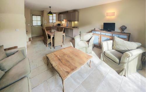 un salon avec une table et des chaises et une cuisine dans l'établissement Lovely Home In St,laurent-De-La-Cabr,, à Saint-Laurent-de-la-Cabrerisse