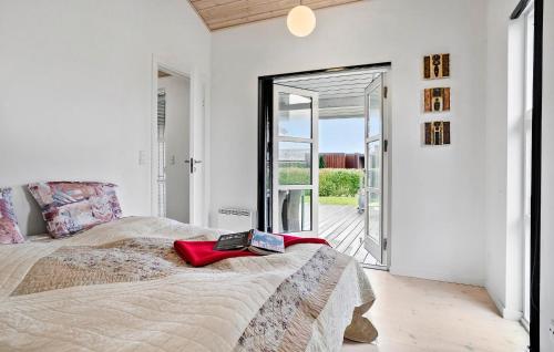 een slaapkamer met een bed met een boek erop bij Nice Home In Juelsminde With Kitchen in Juelsminde