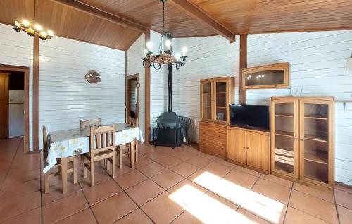 Μια τηλεόραση ή/και κέντρο ψυχαγωγίας στο Lovely Home In Turís With Swimming Pool