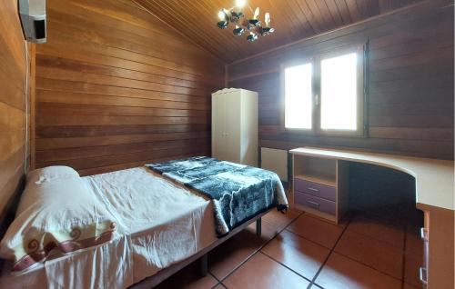 Ένα ή περισσότερα κρεβάτια σε δωμάτιο στο Lovely Home In Turís With Swimming Pool