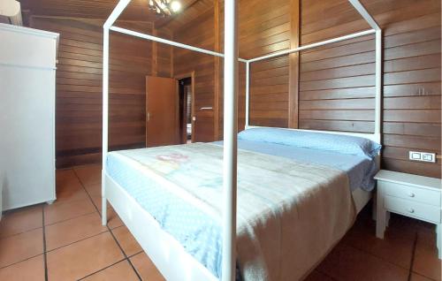 Ένα ή περισσότερα κρεβάτια σε δωμάτιο στο Lovely Home In Turís With Swimming Pool