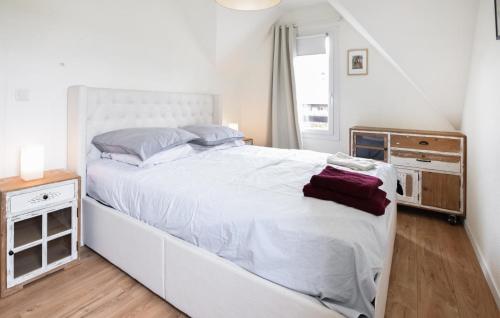 - une chambre avec un grand lit blanc et une fenêtre dans l'établissement Lovely Home In Touques With Kitchen, à Touques