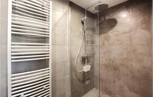 La salle de bains est pourvue d'une douche avec une porte en verre. dans l'établissement Lovely Home In Touques With Kitchen, à Touques