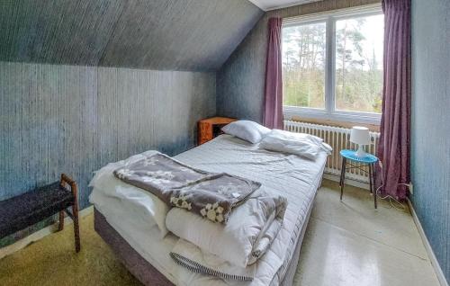 een kleine slaapkamer met een bed en een raam bij 3 Bedroom Lovely Home In Knred in Knäred