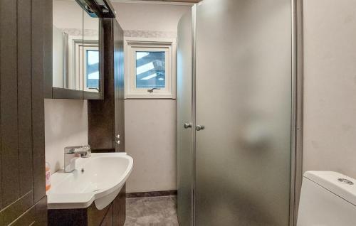 een badkamer met een douchedeur en een wastafel bij 3 Bedroom Lovely Home In Knred in Knäred