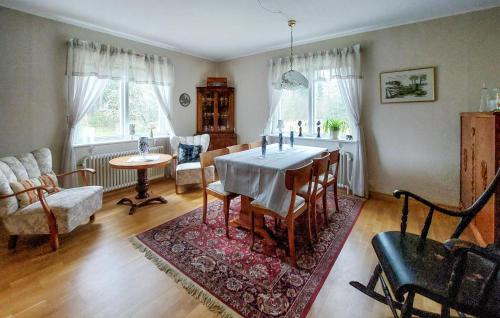 Knäredにある3 Bedroom Nice Home In Knäredの部屋の中にテーブルと椅子があるダイニングルーム
