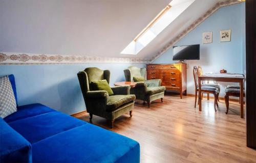 Χώρος καθιστικού στο 1 Bedroom Cozy Apartment In Chlapowo