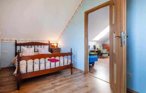 1 dormitorio con 1 cama y 1 habitación con espejo en 1 Bedroom Amazing Apartment In Chlapowo, en Władysławowo
