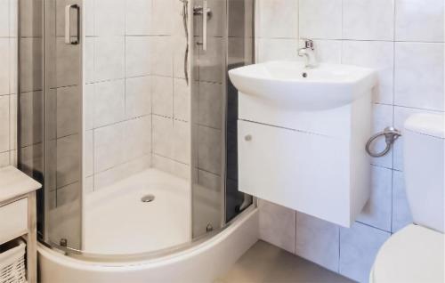 y baño con ducha, lavabo y aseo. en 1 Bedroom Amazing Apartment In Chlapowo, en Władysławowo
