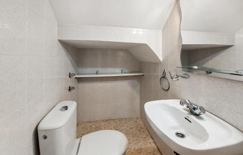 Ένα μπάνιο στο 2 Bedroom Nice Home In Chipiona