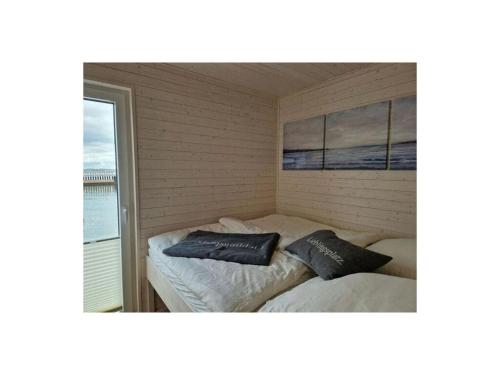 2 camas en una sauna con 2 almohadas en Houseboat Lilliput, en Stralsund