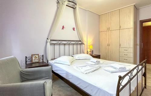 Ένα ή περισσότερα κρεβάτια σε δωμάτιο στο Amazing Home In Koroni With Wifi