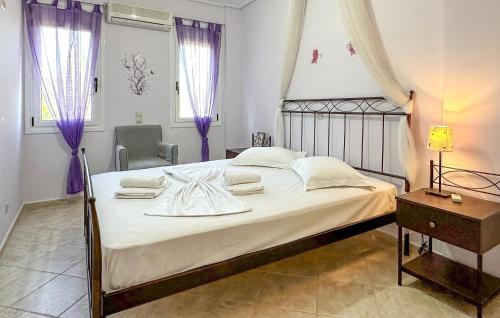 Ένα ή περισσότερα κρεβάτια σε δωμάτιο στο Amazing Home In Koroni With Wifi