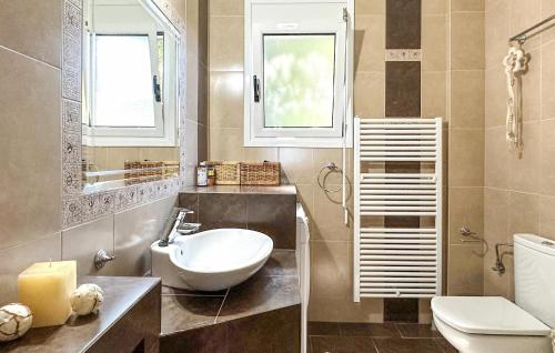 Ένα μπάνιο στο Amazing Home In Koroni With Wifi