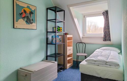 1 dormitorio con cama y estante para libros en Nice Home In Vlagtwedde With Indoor Swimming Pool, en Vlagtwedde