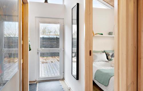 Habitación con espejo, cama y ventana en 3 Bedroom Pet Friendly Home In Juelsminde, en Sønderby