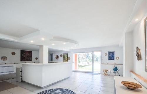 Posezení v ubytování Beautiful Home In Mougins With Kitchen
