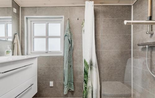 bagno con doccia e porta in vetro di 3 Bedroom Awesome Home In Dannemare a Dannemare