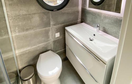 małą łazienkę z toaletą i umywalką w obiekcie 2 Bedroom Nice Ship In Zlocieniec w mieście Złocieniec