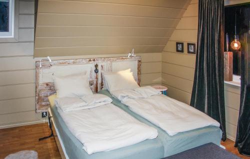 ハルデンにある2 Bedroom Cozy Home In Haldenのルームの隅にベッド2台