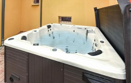 Cette chambre comprend : dans l'établissement Awesome Apartment In Visan, à Visan