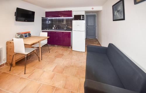 - une cuisine avec une table et un canapé dans une chambre dans l'établissement Awesome Apartment In Visan, à Visan